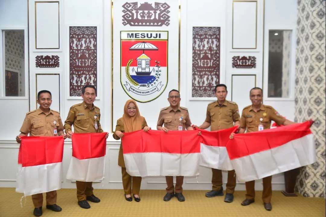 Pembagian bendera merah putih kepada masyarakat mesuji secara simbolis melalui camat dan kepala desa.