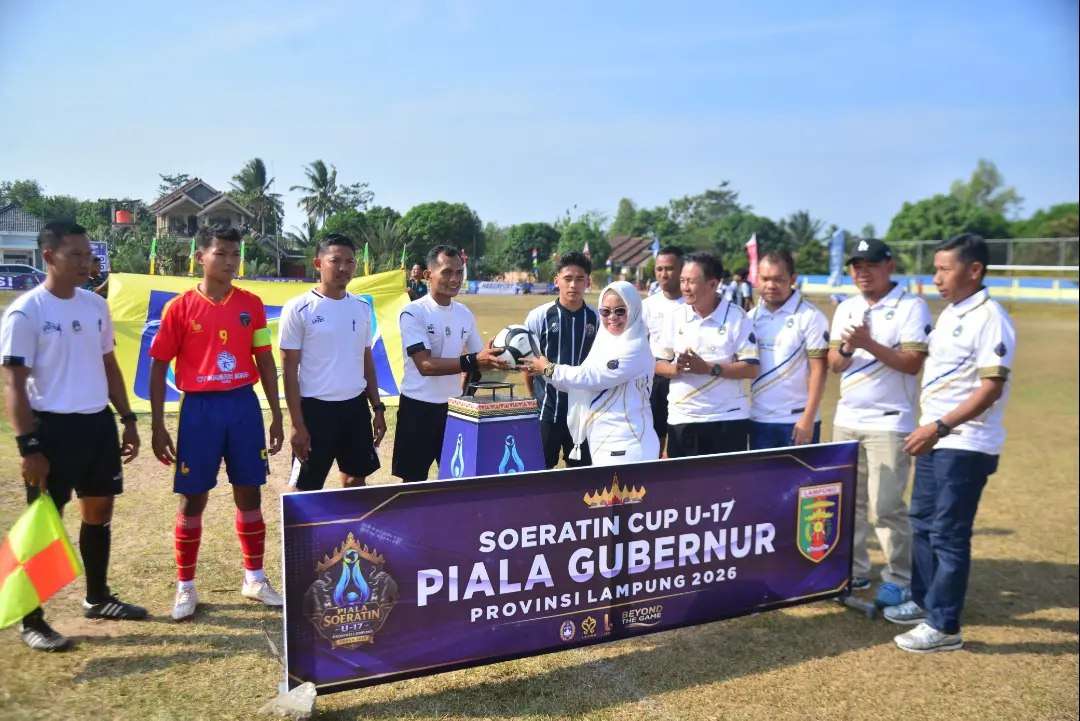 Bupati Hj. ELFIANAH, S.E., M.IP membuka kegiatan Soeratin CUP U-17 Piala Gubernur Lampung