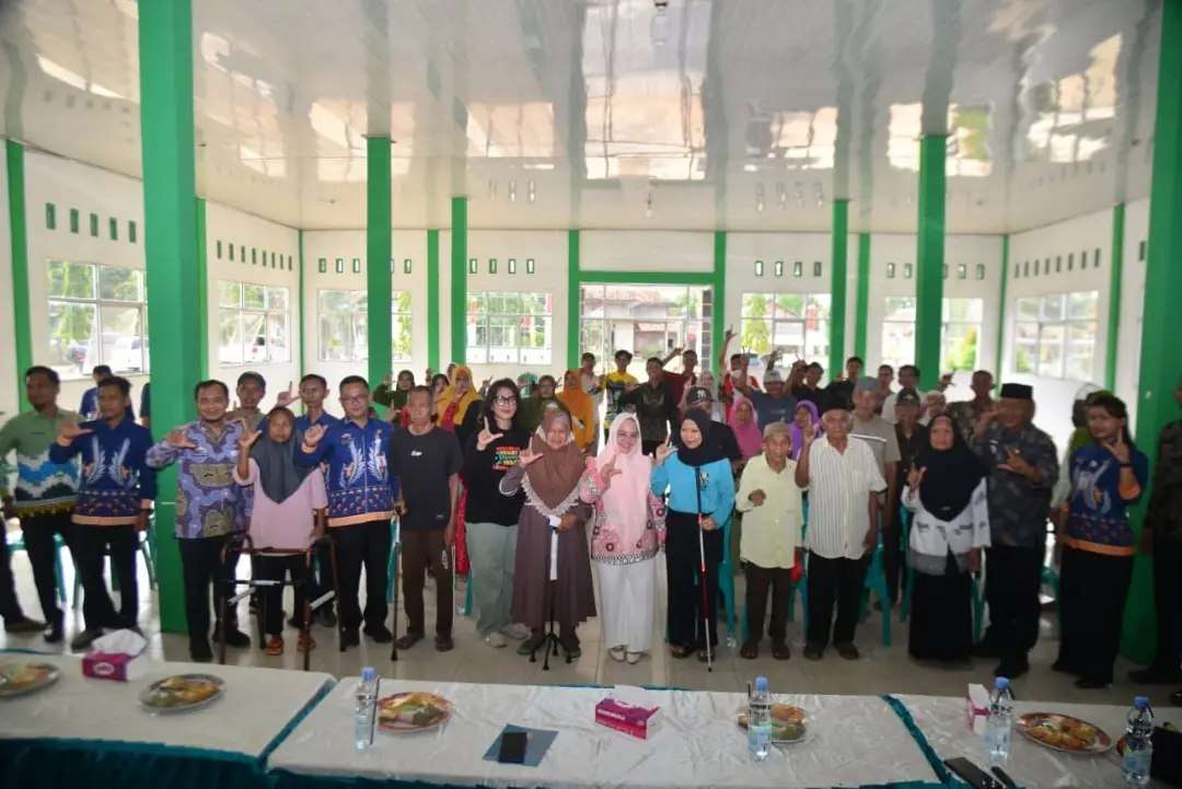 Bupati Hj. ELFIANAH, S.E., M.IP Melaksanakan Bakti sosial terpadu di dampingi Kepala Dinas Sosial Mesuji kepada Masyarakat