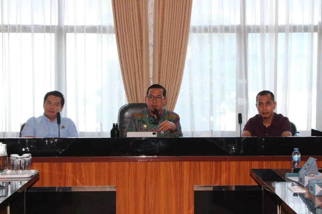 Rapat Mediasi Penyelesaian Konflik Agraria yang
berupa sengketa lahan antara PT. Pematang Agri
Lestari (PAL) dengan kelompok masyarakat delapan desa penyangga perkebunan
