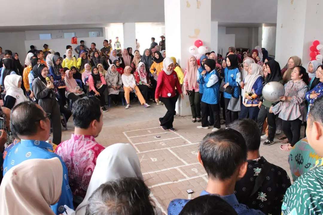 Pembukaan Lomba Permainan Tradisional (Engklek)
dalam rangka menyemarakkan HUT Ke 81
Kemerdekaan RI