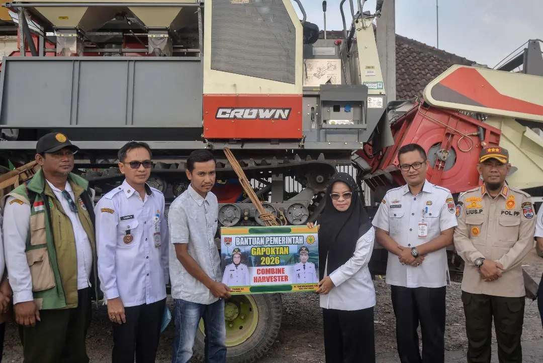 Bupati Hj. ELFIANAH, S.E., M.IP dan di dampingi dinas Pertanian Kabupaten Mesuji SAMSI HERMANSAH, S.Hut Penyerahan bantuan alsintan combine harvester kepada brigade pangan