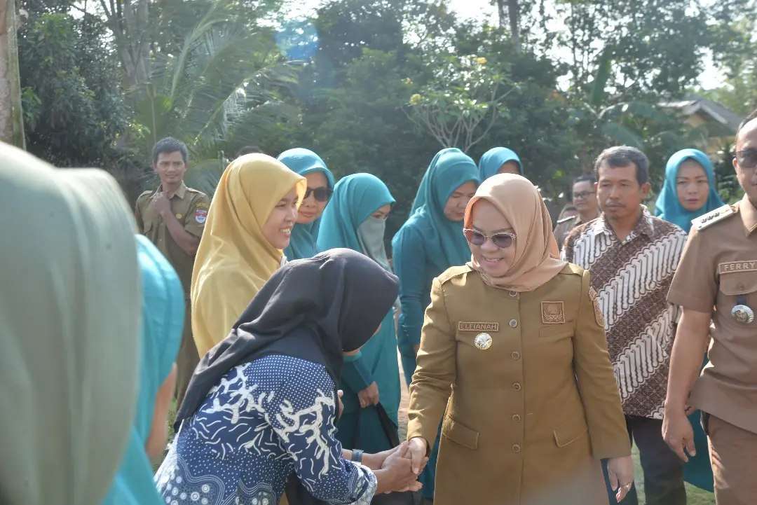 Bupati Hj. ELFIANAH, S.E., M.IP Peninjauan Pasien Disabilitas dalam rangka Hari Anak Nasional