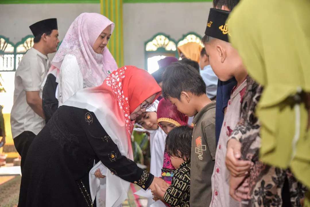 Hj. ELFIANAH, S.E., M.IP. menghadiri Pengajian Triwulan dan Santunan Anak Yatim