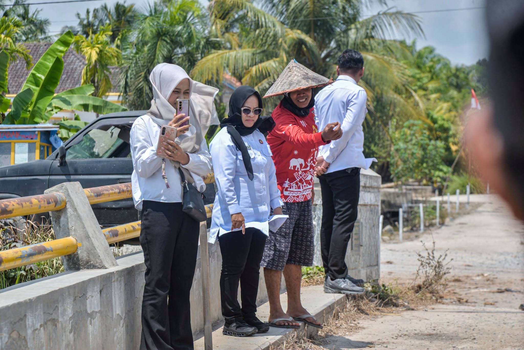 Meninjau pelaksanaan penambalan jembatan yang mengalami kerusakan dan berlubang