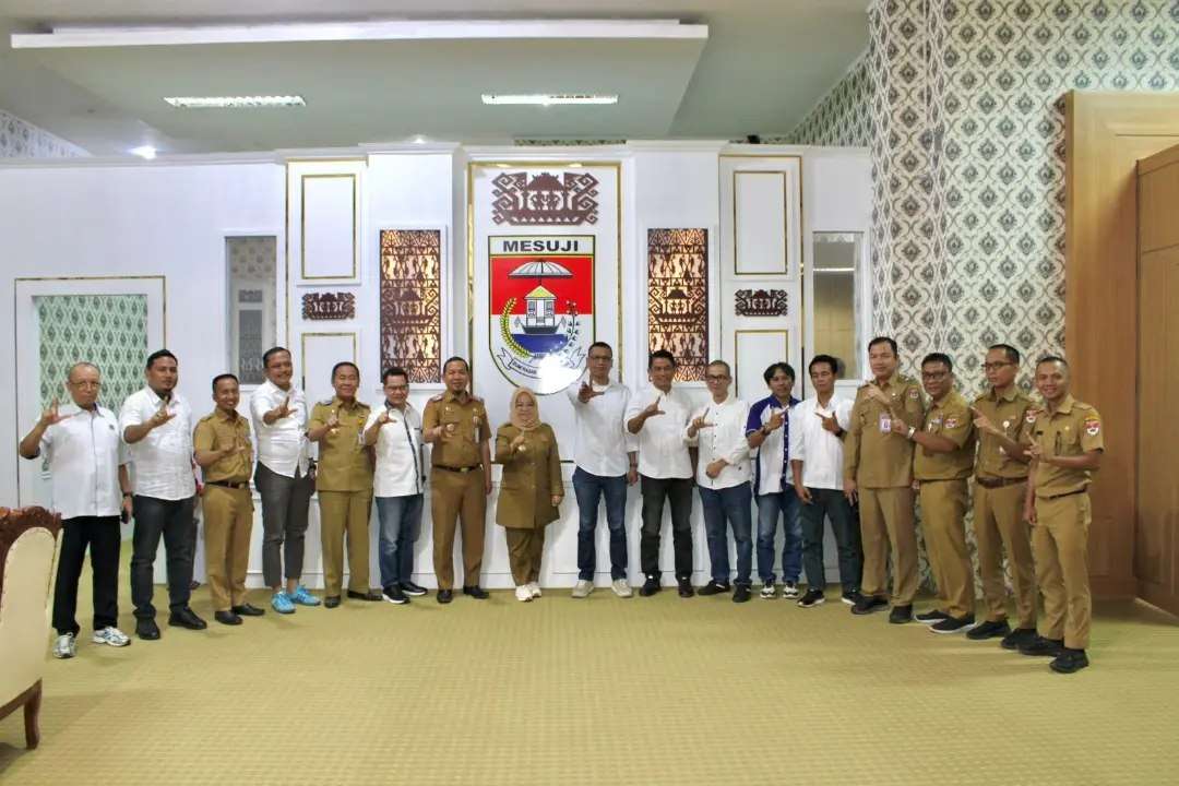 Bupati Mesuji Hj. ELFIANAH, S.E., M.IP di dampingi Sekretaris Daerah Kabupaten Mesuji BUDIMAN JAYA, S.STP., M.IP menerima Audiensi Pengurus PWI Provinsi Lampung