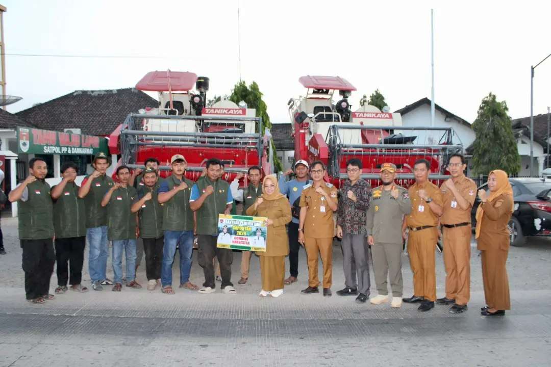 Penyerahan Combine Harvester kepada Brigade Pangan