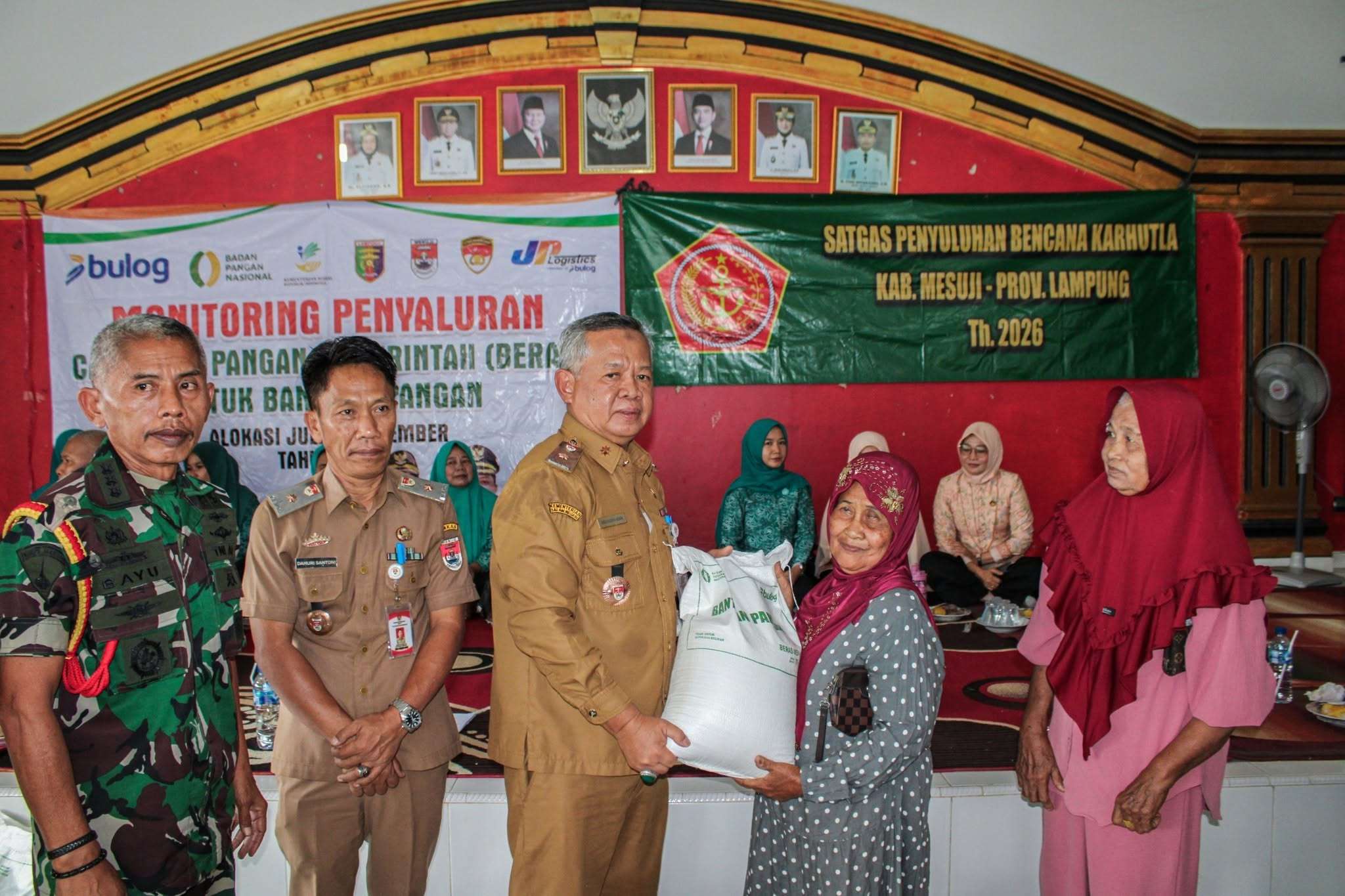 Penyerahan bantuan cadangan pangan
